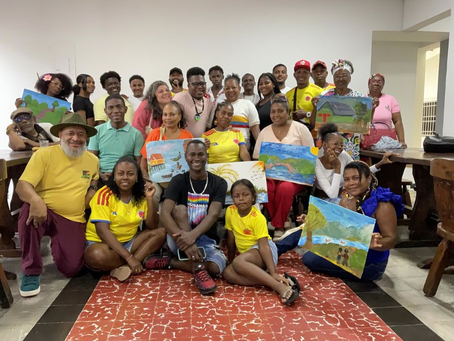 Participantes del taller de Tumaco con sus pinturas