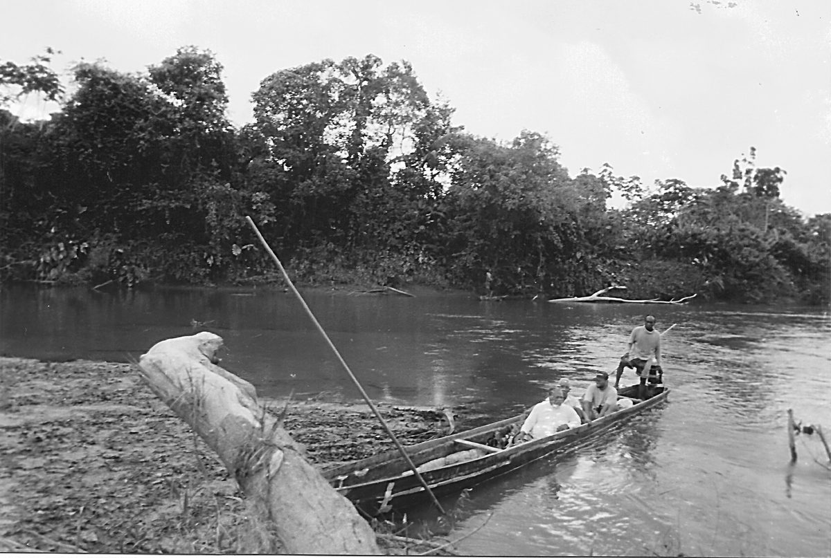 Travesía en canoa por un río del Chocó.
