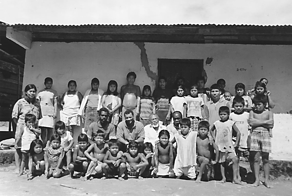 Con la comunidad Emberá Katío, frente a una casa de tabla.