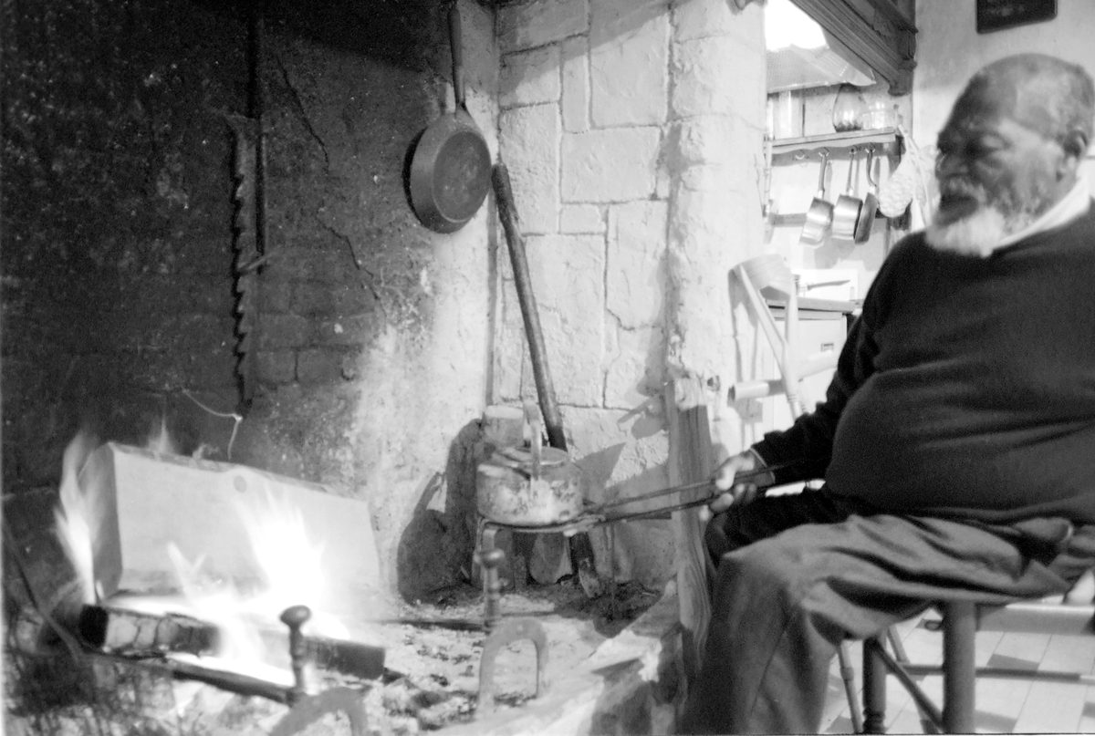 Junto al fuego, en su casa de Normandía.